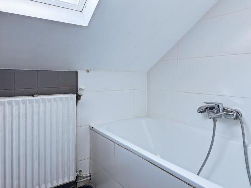 Spacious Luxury Stay in Saint-Gilles Near Ixelles Fast Transport - image 4