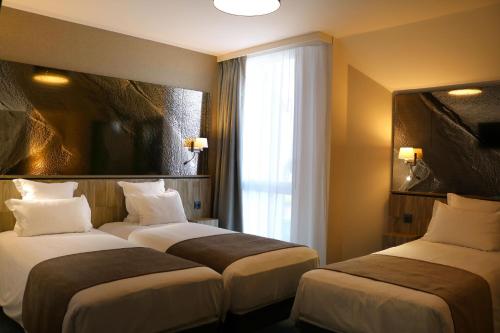 1 double bed, 1 twin bed