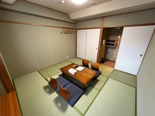 room detail thumbnail 1