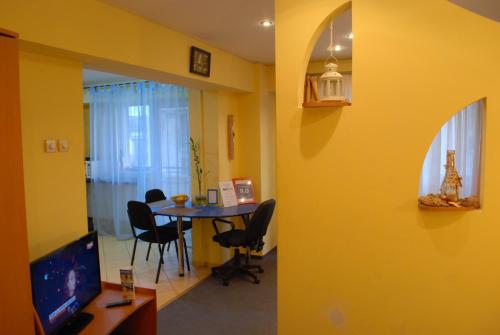 Sunny Old Town Apartments - image 5