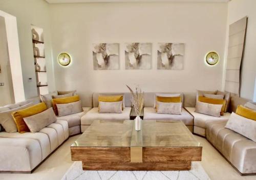 Sublime Villa Piscine & Jacuzzi in Oulad Snaguia