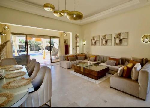 Sublime Villa Piscine & Jacuzzi in Oulad Snaguia