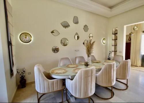 Sublime Villa Piscine & Jacuzzi in Oulad Snaguia