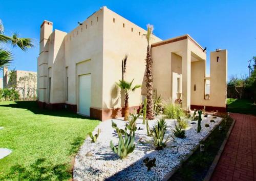 Sublime Villa Piscine & Jacuzzi in Oulad Snaguia