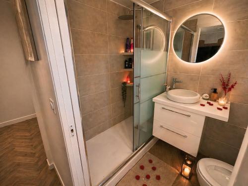 Баня, K9 Love Room - Jacuzzi Privatif & Miroir au plafond in Égligny