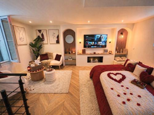 K9 Love Room - Jacuzzi Privatif & Miroir au plafond in Égligny