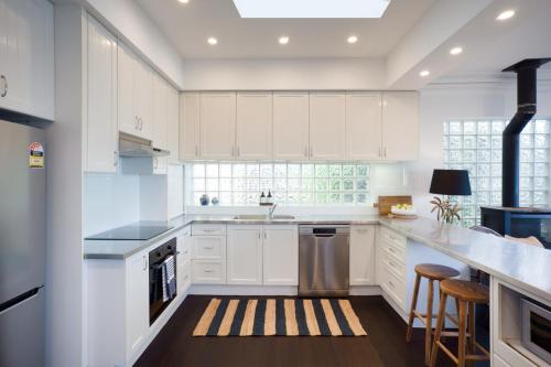 Kitchen, Tamarama Cliffhouse in Tamarama