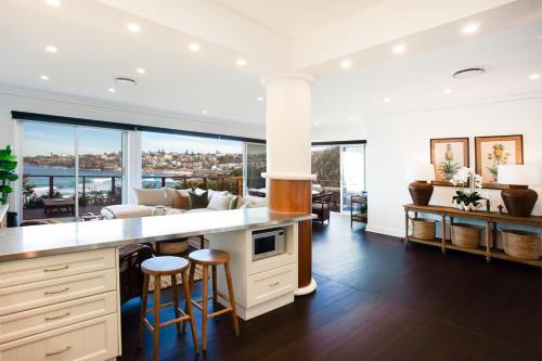 Kitchen, Tamarama Cliffhouse in Tamarama