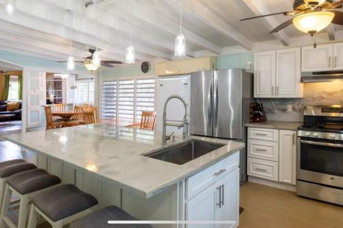 Downtown Oceanview 3BDR, Parking, WiFi Sunset View in Frederiksted