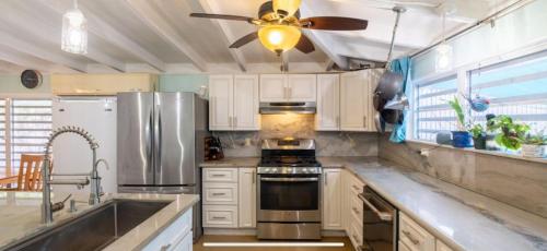 Downtown Oceanview 3BDR, Parking, WiFi Sunset View in Frederiksted