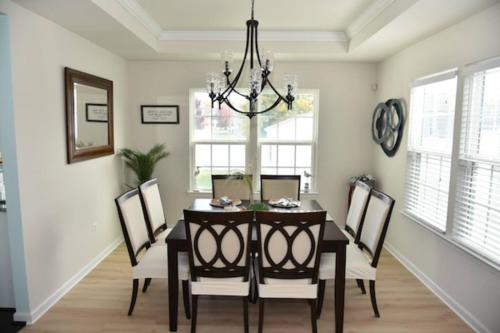 Spacious 5BR w/parking near DC Sleeps 12 in Saint Charles (MD)