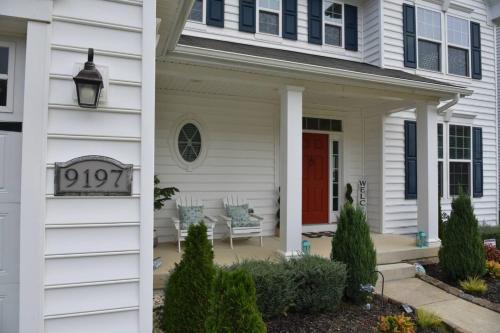 Spacious 5BR w/parking near DC Sleeps 12 in Saint Charles (MD)