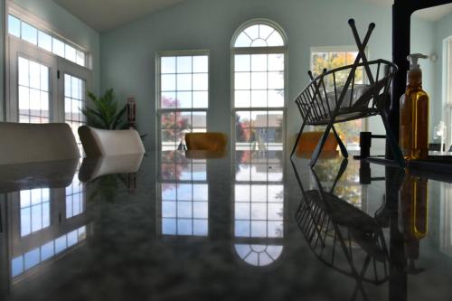 Spacious 5BR w/parking near DC Sleeps 12 in Saint Charles (MD)