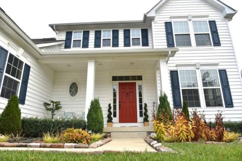 Spacious 5BR w/parking near DC Sleeps 12 in Saint Charles (MD)