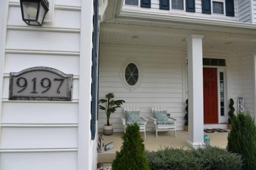 Spacious 5BR w/parking near DC Sleeps 12 in Saint Charles (MD)