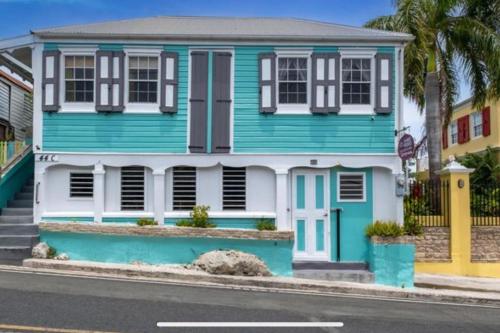 NewReno, AC, 2 blocks to Beach, Dive, Eat, Drink in Frederiksted