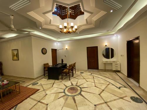 Lotus Residency DHA Guest House in קאראצ'י