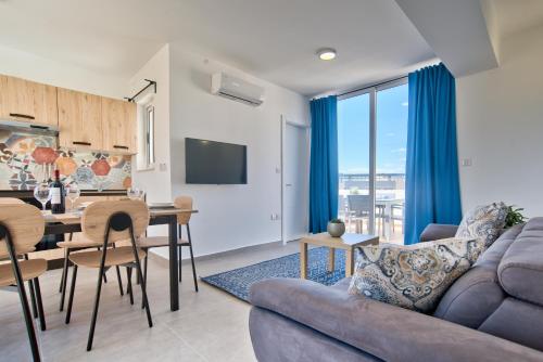 Tower Road Apartments & Penthouse with Heated Jacuzzi 3