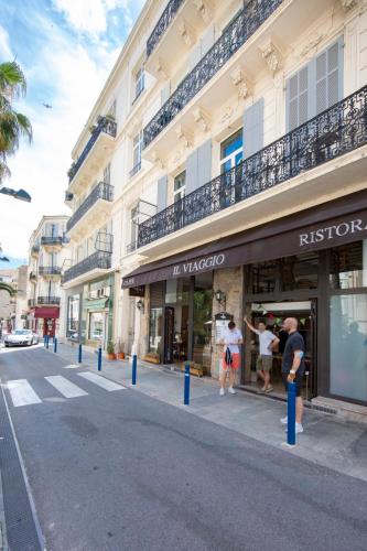 Chic and modern 65 m2 apartment-Cannes city center-1 bedroom 1 mezzanine - image 4