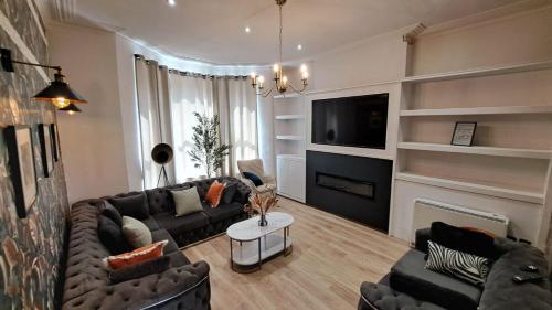 Spacious 5BR Blackpool Home, Cinema Room, Families Welcome, Sleeps 10 – khách sạn tại Nam Shore