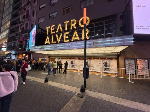 Sobre Av Corrientes zona Teatros y Paseo la Plaza - image 5