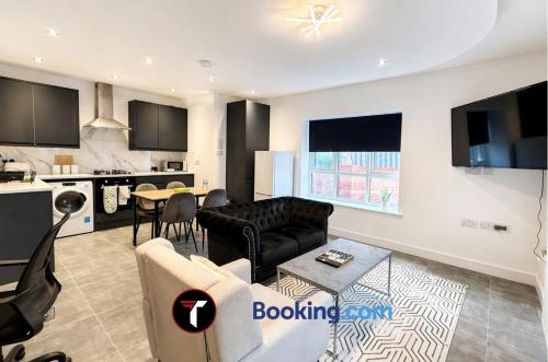 2 Bed 2 Bath near Farnborough and M3 – khách sạn tại North Town