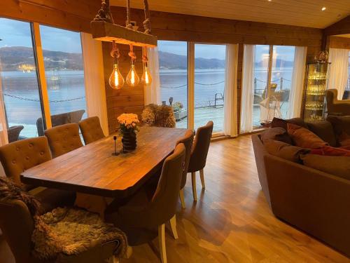 Småstranda Fjord Lodge (Smastranda Fjord Lodge) in Хорніндал