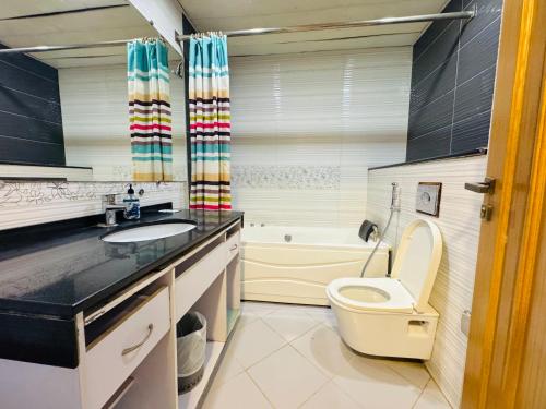 Vannituba, Centaurus Islamabad 3BR Luxury Apartment in Islamabad pealinn