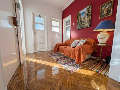 Charming D'Ourique 3-Bedroom Apartment with Private Balcony in Central Campo de Ourique, Lisbon, Лиссабон