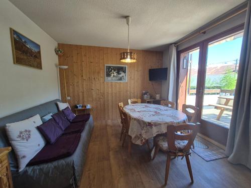 Shared lounge/TV area, Appartement 6 personnes avec terrasse in Le Mollard