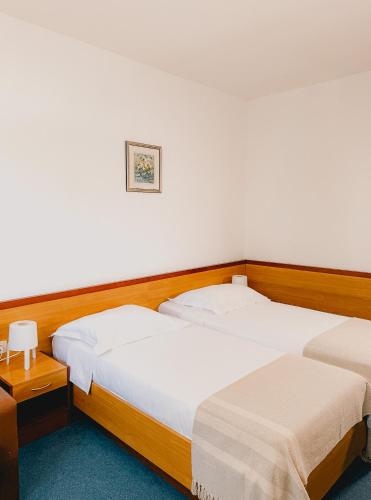 1 queen bed, 1 sofa bed