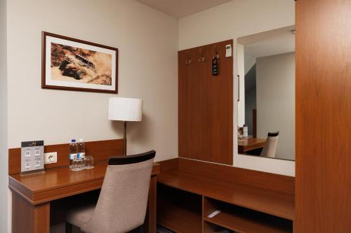 1 double bed, 1 twin bed