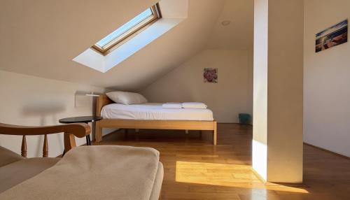 1 queen bed, 1 twin bed