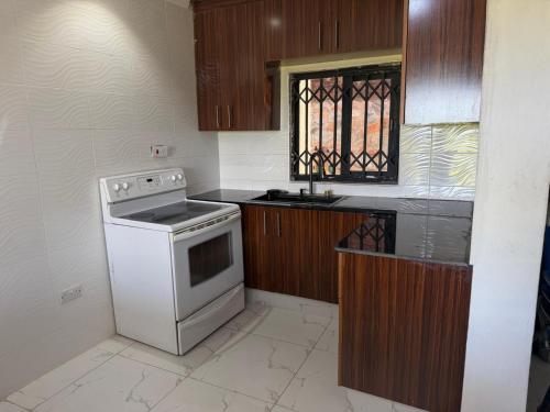 Hilltop Villa Sengabay in Senga
