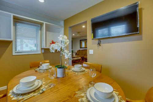 < 1 Mi to Oakland University: Cozy Retreat w/ Yard in Auburn Hills