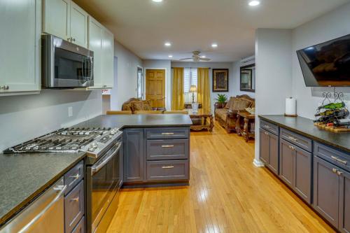 < 1 Mi to Oakland University: Cozy Retreat w/ Yard in Auburn Hills