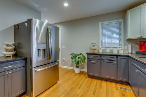 < 1 Mi to Oakland University: Cozy Retreat w/ Yard in Auburn Hills