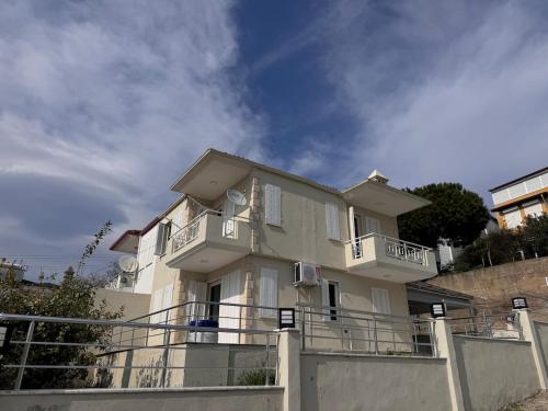 Stylish 3BR Duplex with Sea View in Kuşadası – khách sạn tại Trung tâm thành phố Kusadasi