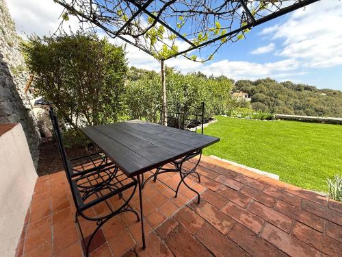 Maison Castely - Authentique demeure provençale avec superbe vue et jardin (Maison Castely - Authentique demeure provencale avec superbe vue et jardin) in Andon (Provence-Alpes-Cote d'Azur)