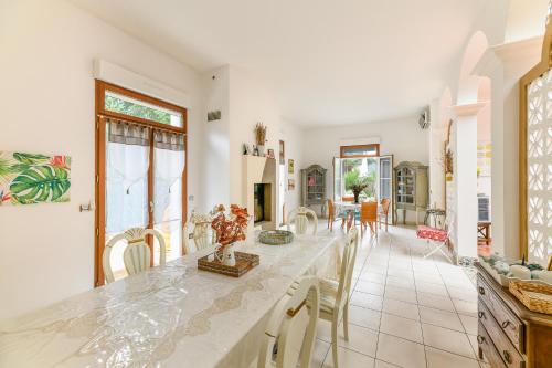 La Villa BOLERO AVEC PISCINE in Saint-Cyr-sur-Loire