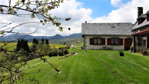Le Balcon des Puys gîte à louer Bressouilleile