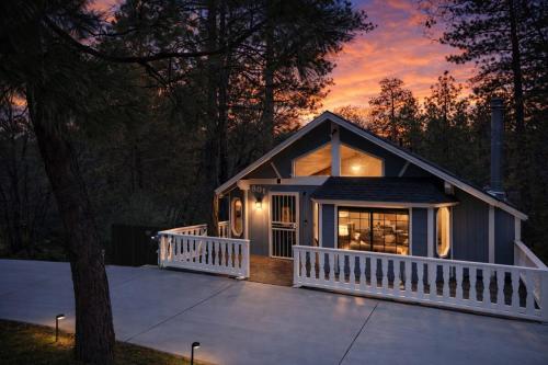 Whispering Pines | Lrg Fireplace, Trails, Gated in 大貝爾城 (CA)