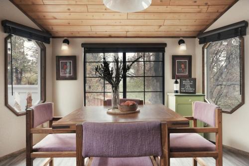 Whispering Pines | Lrg Fireplace, Trails, Gated in 大貝爾城 (CA)