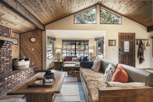 Whispering Pines | Lrg Fireplace, Trails, Gated in 大貝爾城 (CA)