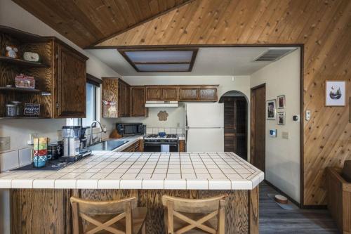 Whispering Pines | Lrg Fireplace, Trails, Gated in 大貝爾城 (CA)