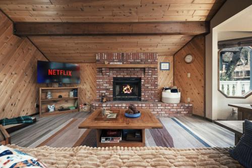 Whispering Pines | Lrg Fireplace, Trails, Gated in 大貝爾城 (CA)