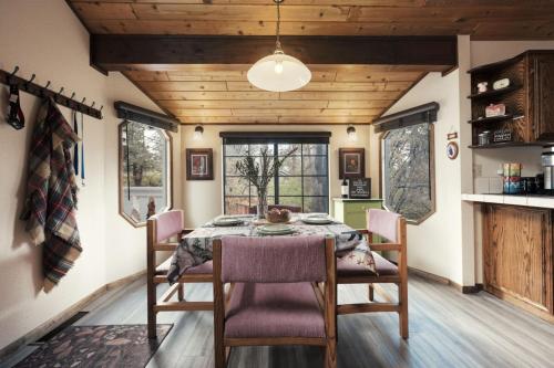 Whispering Pines | Lrg Fireplace, Trails, Gated in 大貝爾城 (CA)