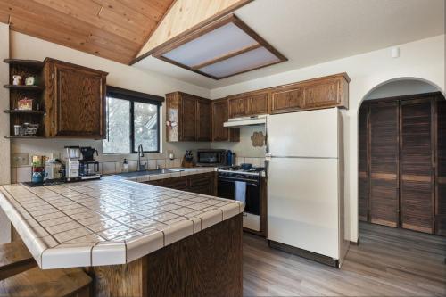 Whispering Pines | Lrg Fireplace, Trails, Gated in 大貝爾城 (CA)