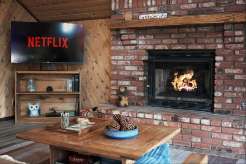 Whispering Pines | Lrg Fireplace, Trails, Gated in 大貝爾城 (CA)