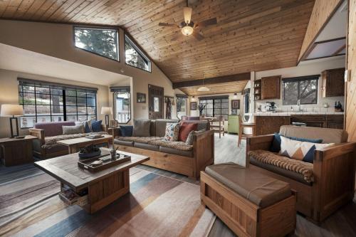 Whispering Pines | Lrg Fireplace, Trails, Gated in 大貝爾城 (CA)